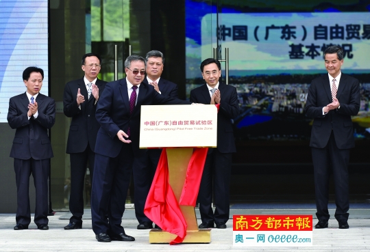 昨日,中共中央政治局委员、广东省委书记胡春华为中国(广东)自由贸易试验区揭牌。当日,中国(广东)自由贸易试验区在广州南沙新区挂牌成立。 新华社发